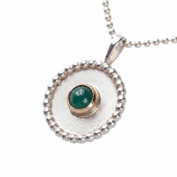 Preview: Bicolor-Anhänger aus 925 Sterling Silber ist mit einem grünem Achat-Stein in einer Fassung aus 333 Gold geschmückt. Die passende Silberkette ist inklusive.